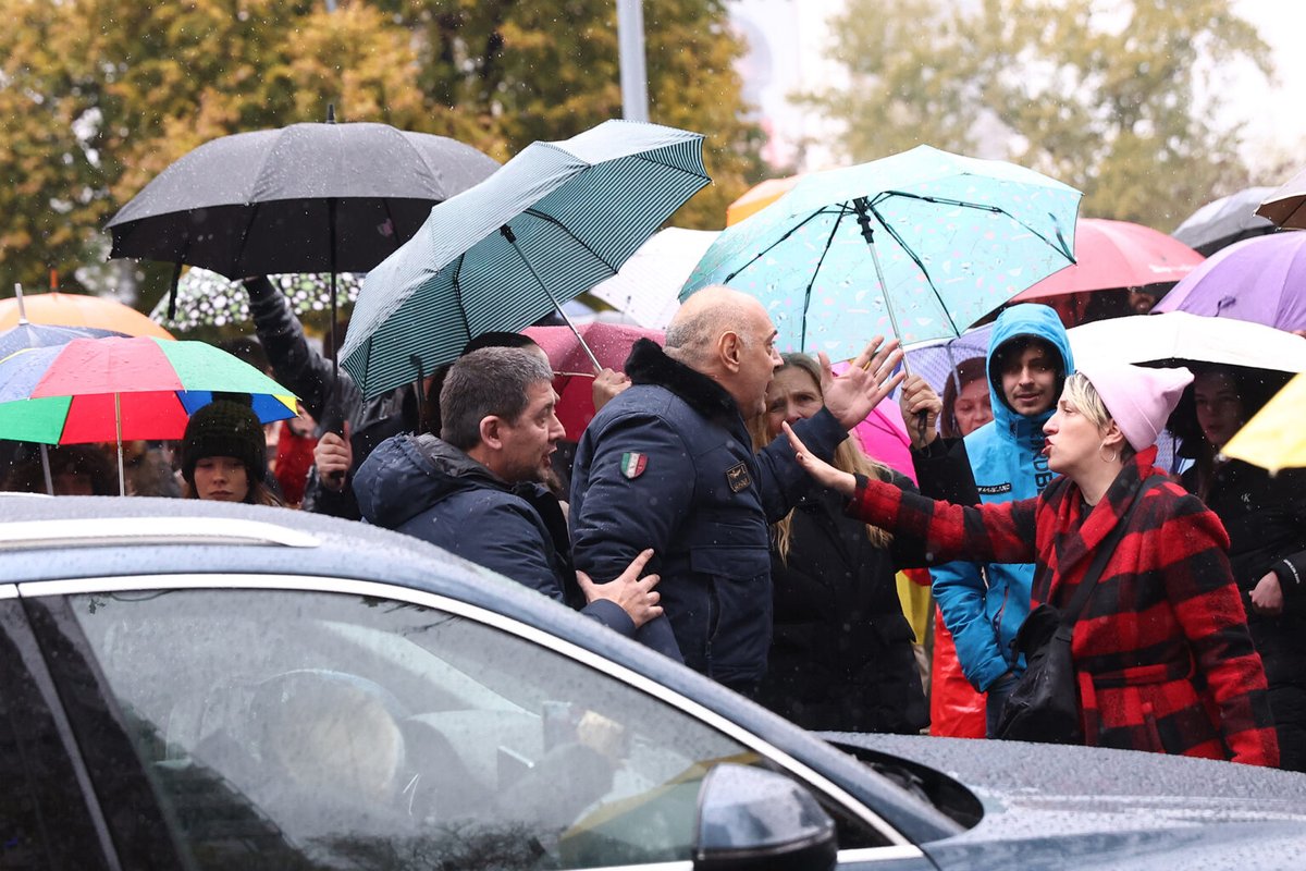 #Serbia: Angry driver punches <a href="/tvnova_s/">TV NOVA S</a> journalist #AnaMarković knocking her phone on the ground as she covered a protest in Belgrade. Nearby bystanders intervened to defend her.

The rally, held to honor victims of the Novi Sad train station tragedy, turned violent as drivers