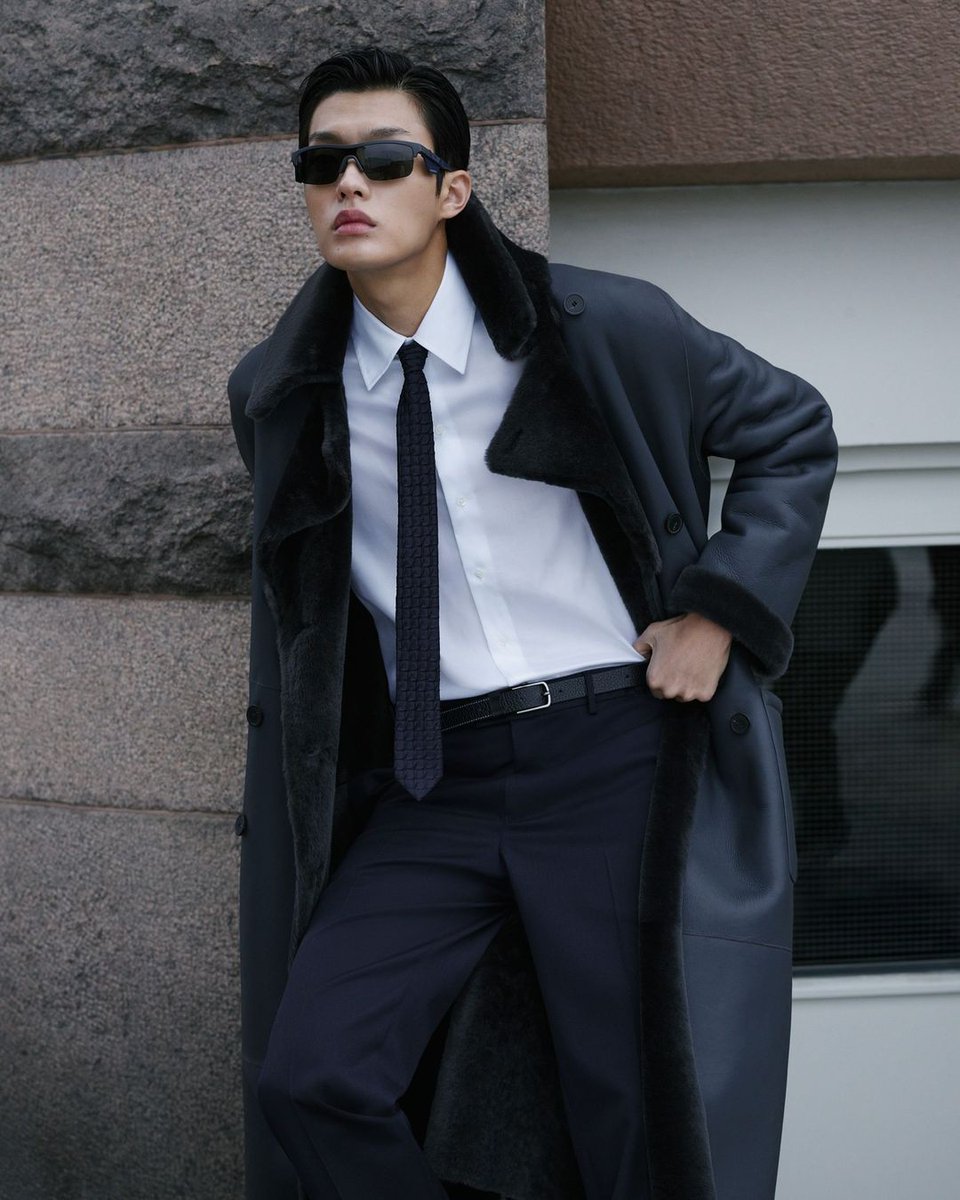 ARMANI_JAPAN's tweet photo. エンポリオ アルマーニ 2024秋冬コレクション -- 優しくてエフォートレスなエレガンスが、誰をも包み込むあたたかな誘惑へと変わります
オフィシャルサイト https://t.co/o4dI1AVuph

#EmporioArmani #EAFW24
Photo BRUNO STAUB https://t.co/NfGCYffbgZ
