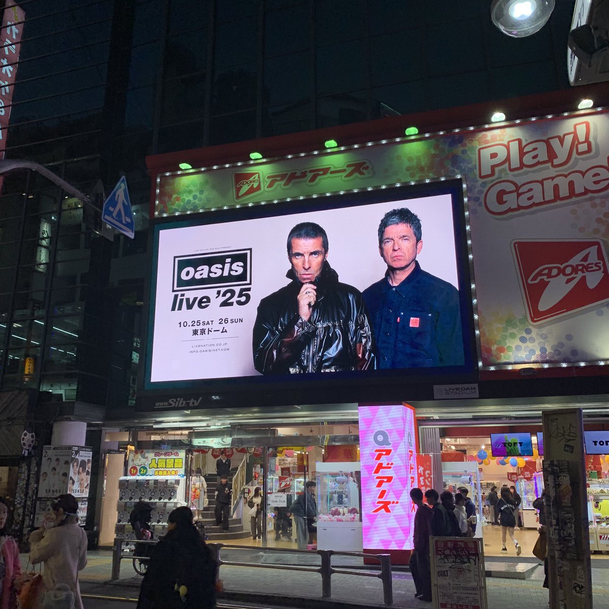 R_Higashino's tweet photo. デカデカと広告してますね。 https://t.co/9UGgpdJTdF
