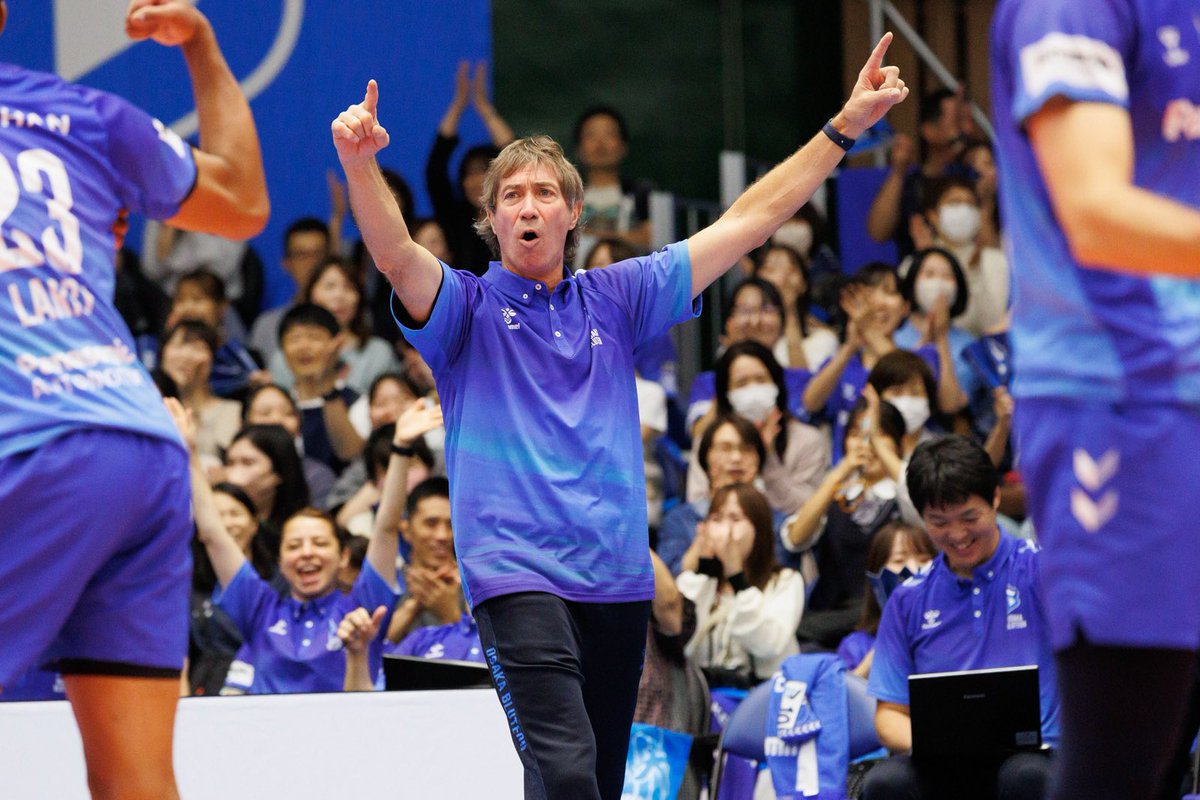OSAKA__BLUTEON's tweet photo. 🔵ブルテオン情報🔵
ティリ・ロラン監督が来シーズンのバレーボール男子日本代表チームの監督に就任内定しましたことをご報告させていただきます🇯🇵✨
『大阪ブルテオン』を歴史に刻み、新たな旅に出るティリ監督を最高の形で送り出しましょう🤝🔥🔥

⏬詳しくはこちら⏬
https://t.co/GBJrd0Lf4q

#ティリロラン
#大阪ブルテオン
#OSAKABLUTEON