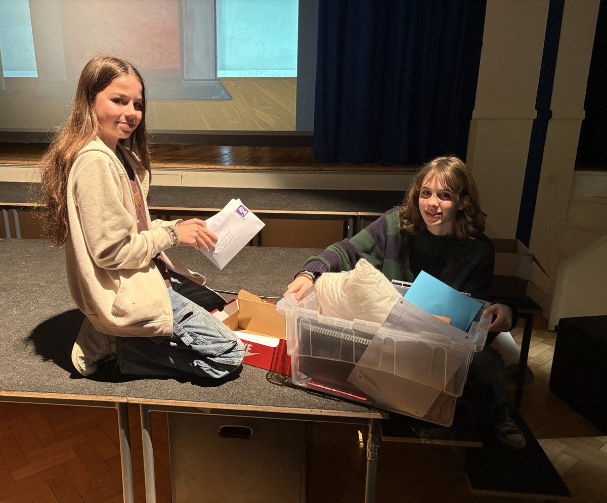 Meet some of the stage managers for ‘The Curious Incident of the Dog in the Night-Time’ 🐕
