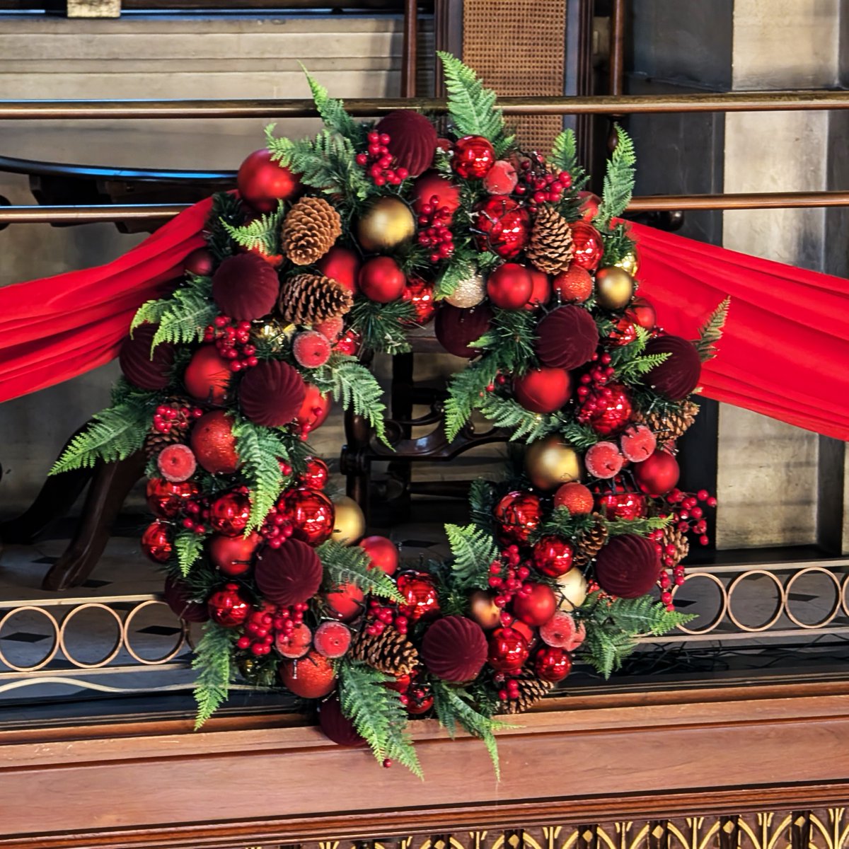 MerchantTaylor1's tweet photo. We’re so excited to share how special the Hall looks with our beautiful Christmas decorations! The festive spirit is truly shining bright. Thank you @rosehip_london.
#ChristmasMagic #HallDecorations #ChristmasSpirit #FestiveDecorations #ChristmasAtTheHall #FestiveVibes https://t.co/Tm8B4Ho5oR