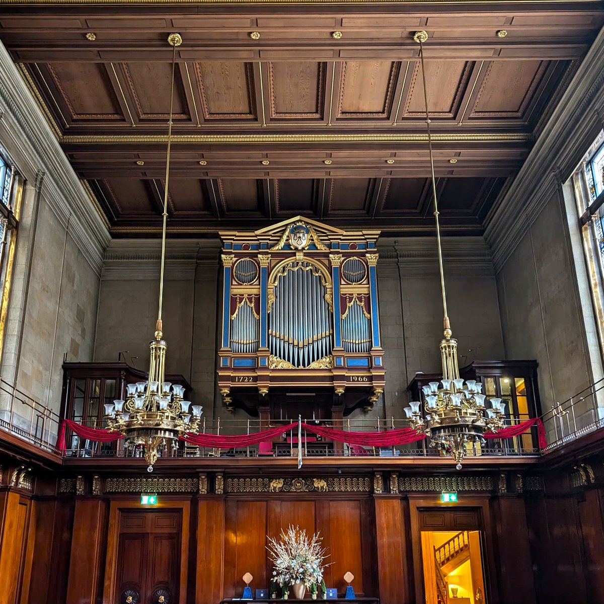 MerchantTaylor1's tweet photo. We’re so excited to share how special the Hall looks with our beautiful Christmas decorations! The festive spirit is truly shining bright. Thank you @rosehip_london.
#ChristmasMagic #HallDecorations #ChristmasSpirit #FestiveDecorations #ChristmasAtTheHall #FestiveVibes https://t.co/Tm8B4Ho5oR