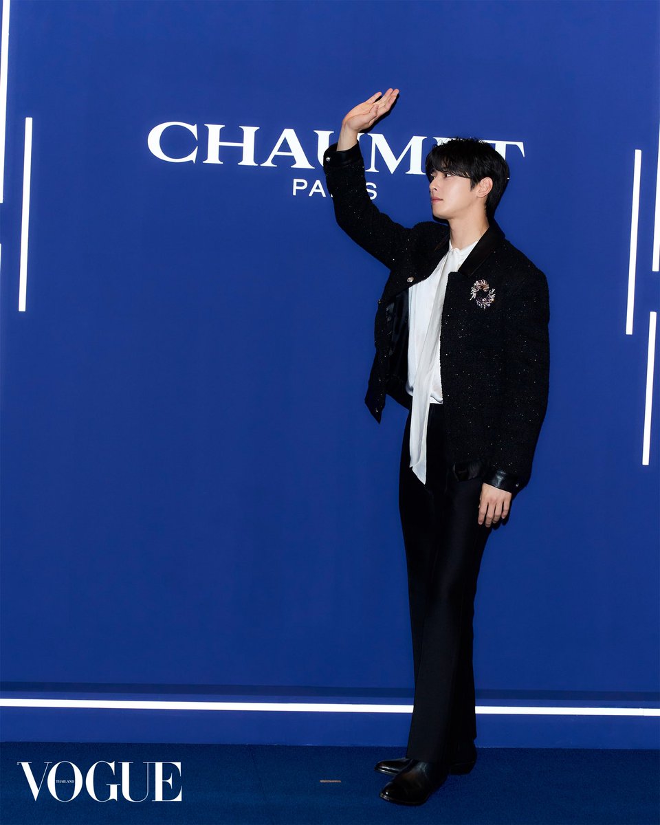 VogueThailand's tweet photo. #VogueReports ชมโมเมนต์ของ Cha Eun-woo แบรนด์แอมบาสเดอร์ระดับโลกของ @Chaumet มาร่วมงานเปิดบูติกแห่งแรกในประเทศไทยอย่างเป็นทางการ โดดเด่นด้วยเข็มกลัดเพชร จิวเวลรีชั้นสูงที่ปักประดับเข้ากับแจ็กเก็ตผ้าทวีดสีดำได้อย่างลงตัว #ChaEunWoo #Chaumet #CHAEUNWOOinBKK #ChaEunwooxChaumet 

ภาพ: Nattanam W.