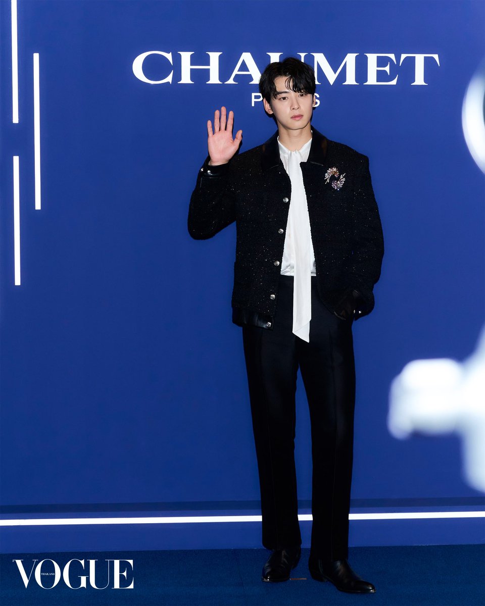 VogueThailand's tweet photo. #VogueReports ชมโมเมนต์ของ Cha Eun-woo แบรนด์แอมบาสเดอร์ระดับโลกของ @Chaumet มาร่วมงานเปิดบูติกแห่งแรกในประเทศไทยอย่างเป็นทางการ โดดเด่นด้วยเข็มกลัดเพชร จิวเวลรีชั้นสูงที่ปักประดับเข้ากับแจ็กเก็ตผ้าทวีดสีดำได้อย่างลงตัว #ChaEunWoo #Chaumet #CHAEUNWOOinBKK #ChaEunwooxChaumet 

ภาพ: Nattanam W.