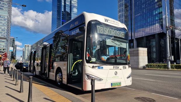 Varsovia comprará 80 autobuses eléctricos. Hubo dos licitaciones, y ganó la española Grupo Irizar. Los vehículos tendrán una longitud de 12 y 18 metros. MZA pagará por los vehículos un total de más de 306 M PLN (~71 M Euro)