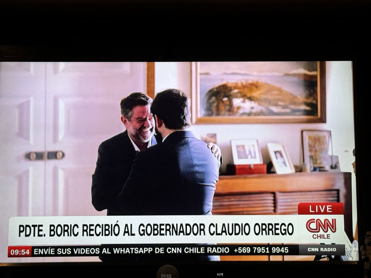 christianpino's tweet photo. Saludos para todos los que en las comunas de Las Condes, Vitacura y Lo Barnechea votaron por el candidato “Independiente” que no era del oficialismo. 
En menos de 24 horas, partió a abrazar al Presidente Boric. 
#FueronEngañados 😅 https://t.co/vKWrRHCNDJ
