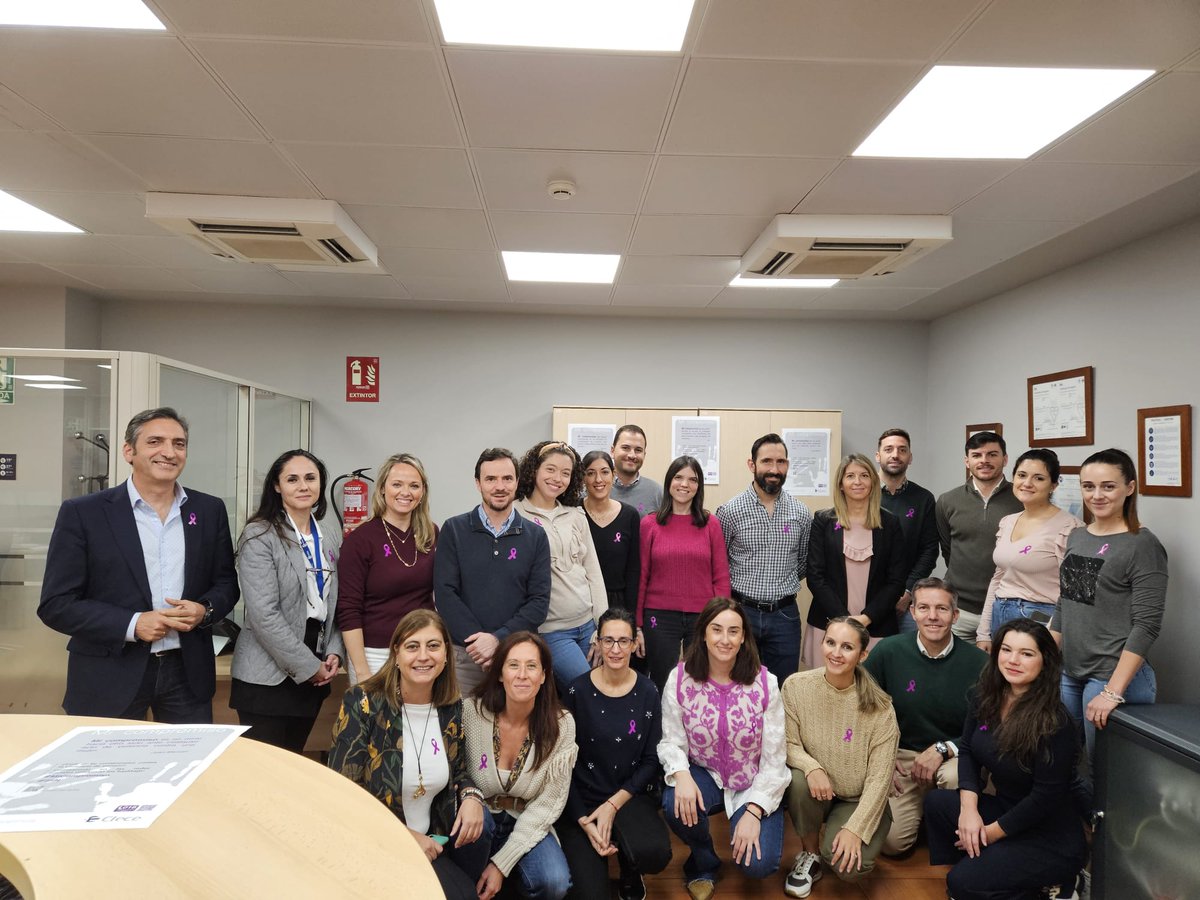 #Micompromiso es apoyar, informar y asesorar dentro del mundo laboral, facilitando su inserción laboral
#25N #Clece