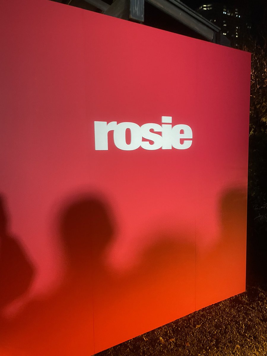 __r01m's tweet photo. Rosie listening party🥀🤍
質問当たって夢に見てたロゼと会話、出来ました😭英語も韓国語も得意じゃないけどいつかロゼに会えたら伝えたい！って思っていた言葉、ずっとシュミレーションしてて実現する時が来て思わず泣いちゃって、震えてほとんど覚えてない😭幸せでした、、自己満レポ出します！🥲 https://t.co/A8mUO7DbfE