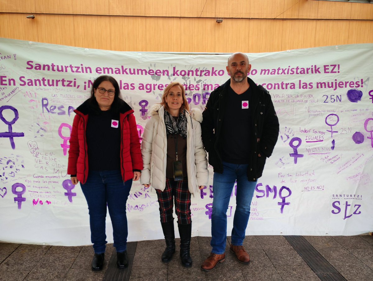 ♀️ Denuncies o no, sin consentimiento es agresión.

🟣 Manifiesto #25N ⤵️
podemos.eus/cas/noticias-m…

Fotografía de nuestros concejales <a href="/Ainhoa_Lopera/">Ainhoa Lopera Corada</a>, <a href="/JM_dePablosBajo/">J.M. de Pablos Bajo</a> y Sara Pérez, coordinadora del grupo municipal, ante el mural pintado por alumnado de #Santurtzi.