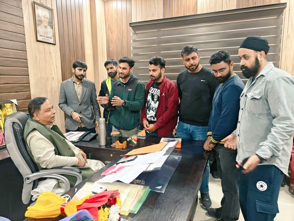iamsatsharmaca's tweet photo. Met with JKP Constable &amp; SI aspirants regarding age relaxations issues at Party Headquarters, Jammu.
@blsanthosh ji https://t.co/whIo3ONtGP