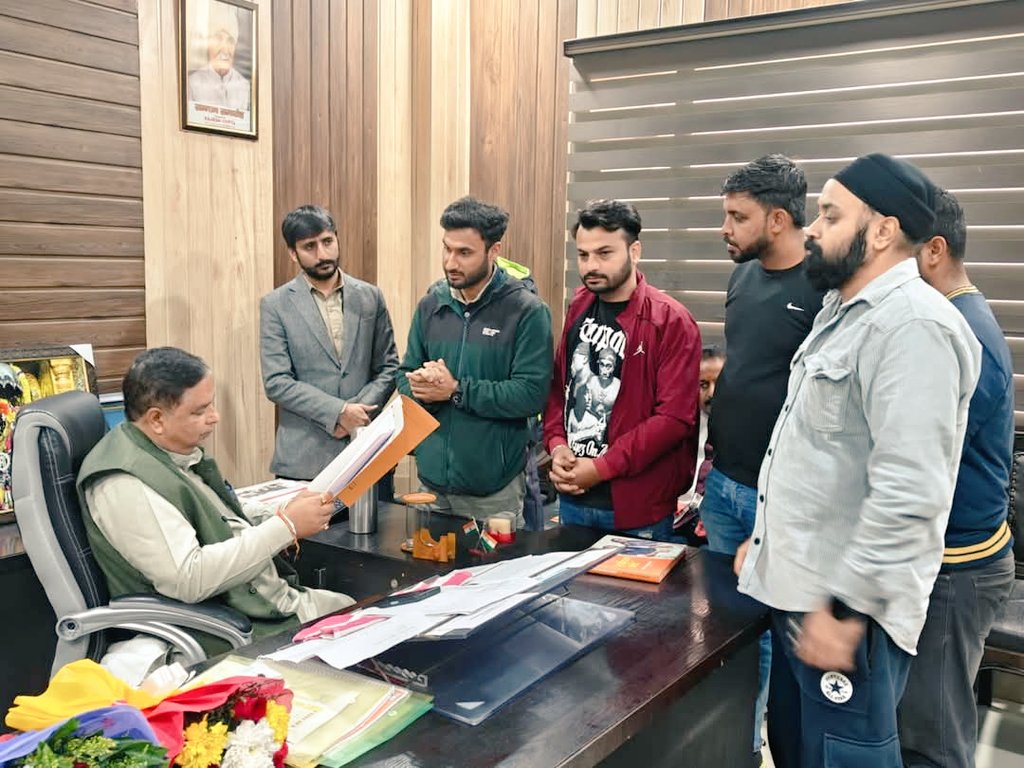 iamsatsharmaca's tweet photo. Met with JKP Constable &amp; SI aspirants regarding age relaxations issues at Party Headquarters, Jammu.
@blsanthosh ji https://t.co/whIo3ONtGP