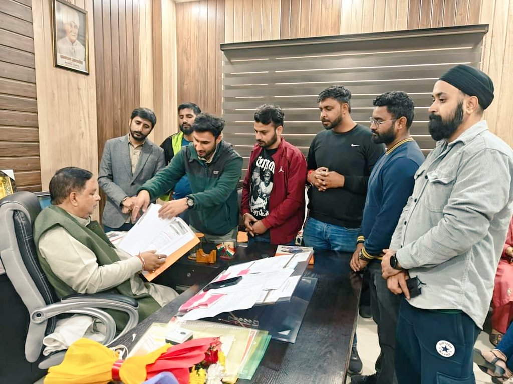iamsatsharmaca's tweet photo. Met with JKP Constable &amp; SI aspirants regarding age relaxations issues at Party Headquarters, Jammu.
@blsanthosh ji https://t.co/whIo3ONtGP