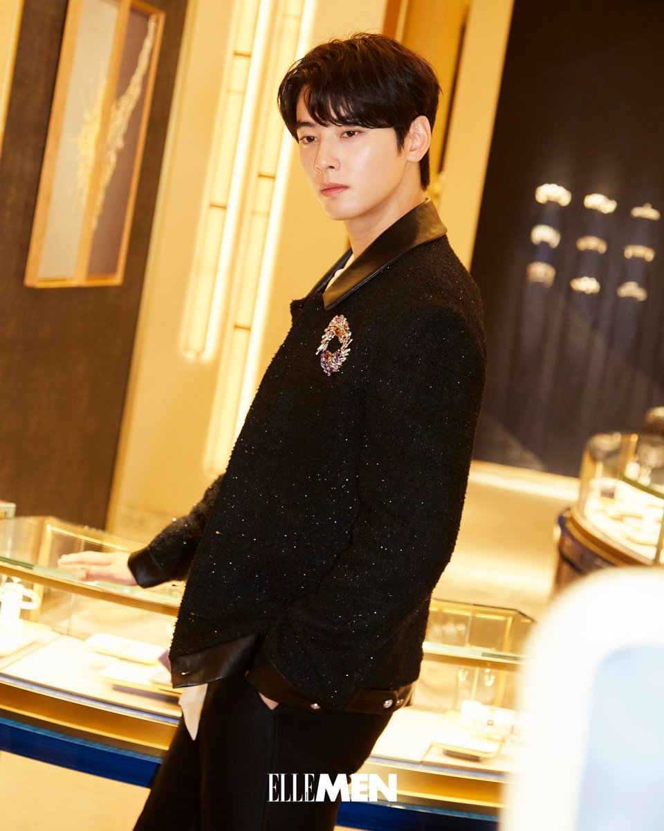 ElleMenThailand's tweet photo. ออร่าพุงแรง! @CHAEUNWOO_offcl โกลบอลแบรนด์แอมบาสเดอร์ @Chaumet ที่ @iconsiam พร้อมติดเข็มกลัด Lueurs d'Orage จากอัญมณีล้ำค่า

#ELLEMENThailand
#ChaEunwooxChaumet
#CHAEUNWOO #ชาอึนอู #차은우 https://t.co/V2QN2LG3SU