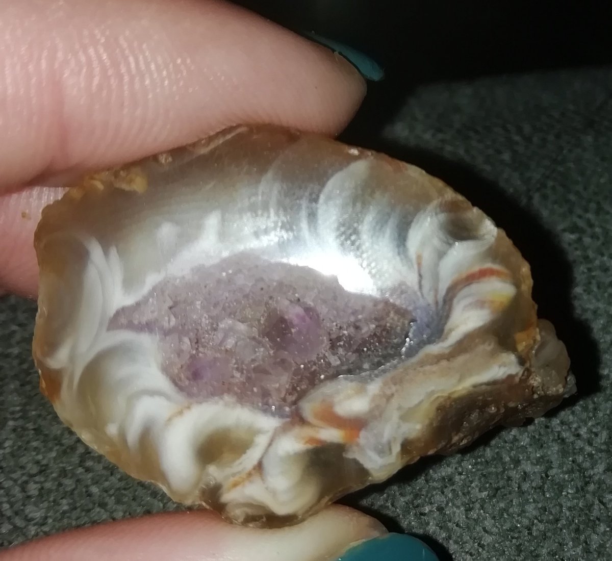 DualityTail's tweet photo. Fun fact: Amethyst, with its rich history, was traditionally worn to ward off drunkeness and promote a sober mindset, curbing overindulgence. Could this be how #seshdog transformed into #sobercat? 😻🙏 https://t.co/iJZQaX1ajI