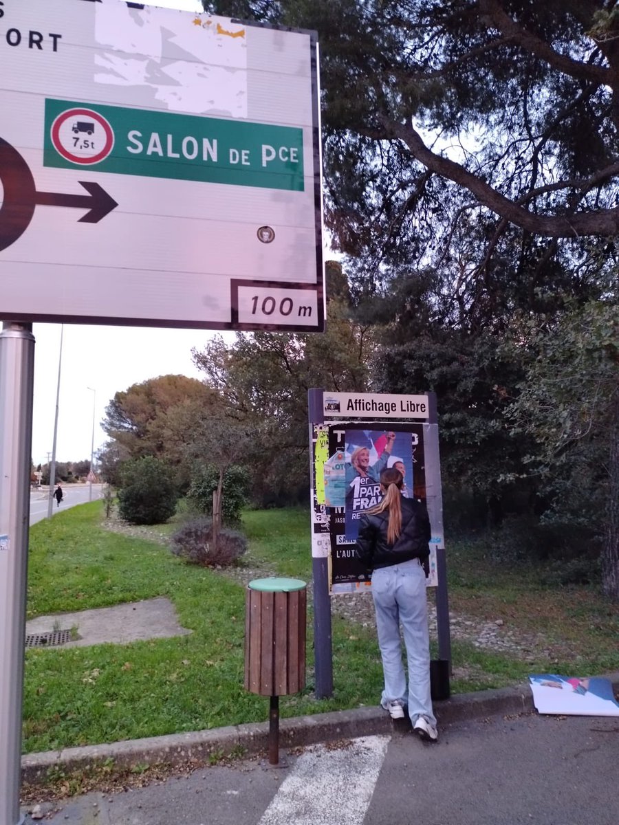 BaubryR's tweet photo. 🔵Opération collage Rassemblement National à #Saint-Cannat , #Orgon et #Lamanon avec Alexis Allione, Léo et Leïa !

Sur le terrain, nos convictions s’affichent : RN, premier parti de France ! 🇫🇷 

Nous rejoindre⤵️
🌐 https://t.co/WDdVPOGzXn

#collage #circo1315 #RN https://t.co/pbPISMX5iz