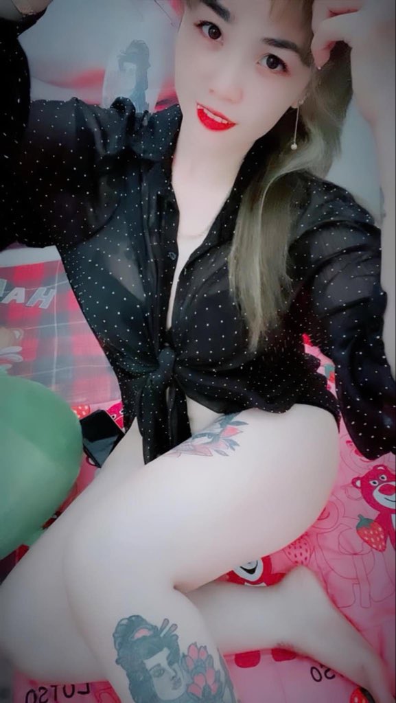 medangyeu1996's tweet photo. Hello!! Tui đã trở lại rồi đây 😈
Ông nào muốn ngắm cái loz tui hem? mới cạo lông xong nè, trắng múp lắm nha 😌
Bấm Rtw tus này rồi cmt tui gửi cho xem nha (Hong Mất Tiền gì đâu ạ)
Show vì đam mê :))) Làm đúng mới có nha https://t.co/UU4NOhQiUy