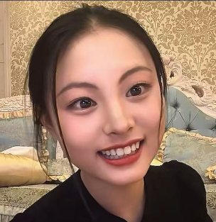 9DoorMaster's tweet photo. 【恶女之相】狐狸鼻、扫着眉、微微龅牙，尖酸刻薄又自私自利，处人处事，只许州官放火不许百姓点灯，自己全是对的，别人全是错的，败家毁祖之女，英雄慧眼，退避三舍！ https://t.co/4XgUti17Sm