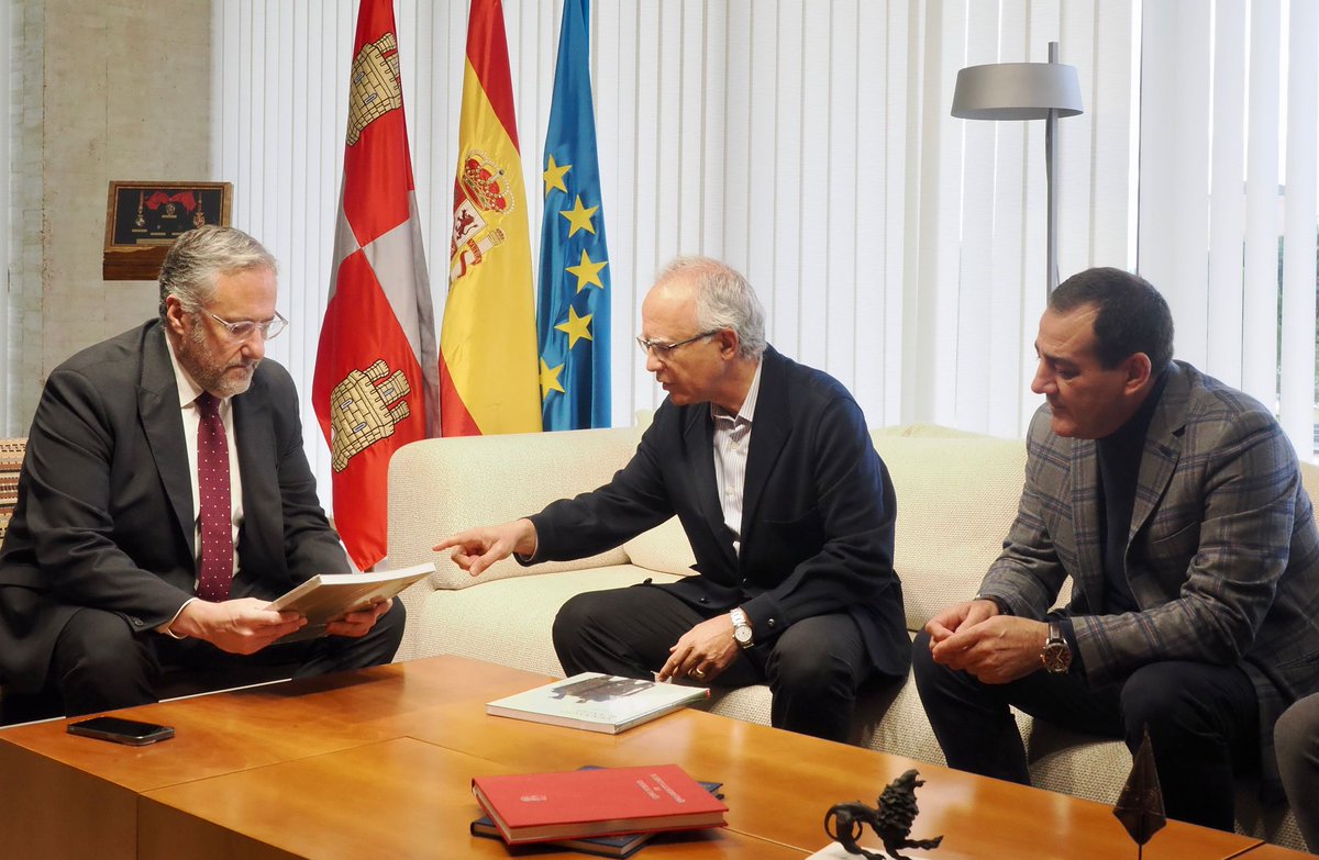 Hoy he recibido en las <a href="/Cortes_CYL/">Cortes de Castilla y León</a> a Francisco Blanco y a José Félix García, presidente y vicepresidente de la <a href="/fvenancioblanco/">Fundación Venancio Blanco</a>, entidad cultural creada en honor al escultor Venancio Blanco, uno de los artistas españoles más destacados del siglo XX.