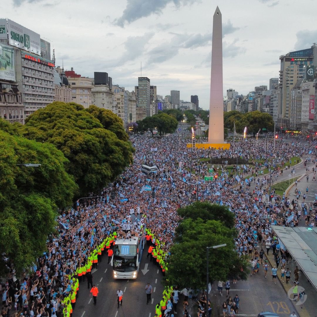 GuidoNewsAR's tweet photo. ❗️RACING REIVINDICÓ EL FIASCO DE COLÓN Y EL ÉXODO 🇦🇷 EN ASUNCIÓN

👻El Sabalero, que se pudre en la 🅱️, ostentaba el récord de 40 mil hinchas en 🇵🇾
🥶Se achicó y perdió la #Sudamericana 
🥳La Academia llenó 2 canchas, el obelisco, movió 60 mil por aire, tierra y agua y ES CAMPEÓN https://t.co/EyVPNQYouv