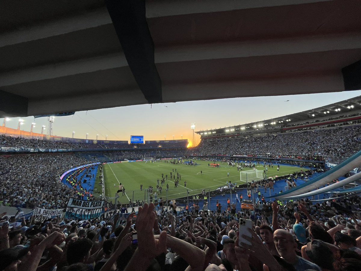GuidoNewsAR's tweet photo. ❗️RACING REIVINDICÓ EL FIASCO DE COLÓN Y EL ÉXODO 🇦🇷 EN ASUNCIÓN

👻El Sabalero, que se pudre en la 🅱️, ostentaba el récord de 40 mil hinchas en 🇵🇾
🥶Se achicó y perdió la #Sudamericana 
🥳La Academia llenó 2 canchas, el obelisco, movió 60 mil por aire, tierra y agua y ES CAMPEÓN https://t.co/EyVPNQYouv
