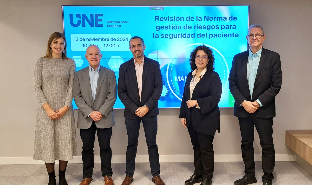 NormasUNE's tweet photo. 📺 👨⚕️ Ya están disponibles el #vídeo y las presentaciones de la Jornada Informativa #UNE: "Revisión de la norma de gestión de riesgos para la seguridad del paciente", en el que se expuso la necesidad de actualizar esta #NormaUNE y se hizo una llamada para participar en su revisión.
🎯 Mejorar su redacción para clarificar los requisitos y actualizarlos con la experiencia de uso y las necesidades del sector sanitario.
🖇️ https://t.co/yGAAcbQRFY
#UNEProgresoCompartido #SeguridadDelPaciente #SectorSanitario #JornadaUNE