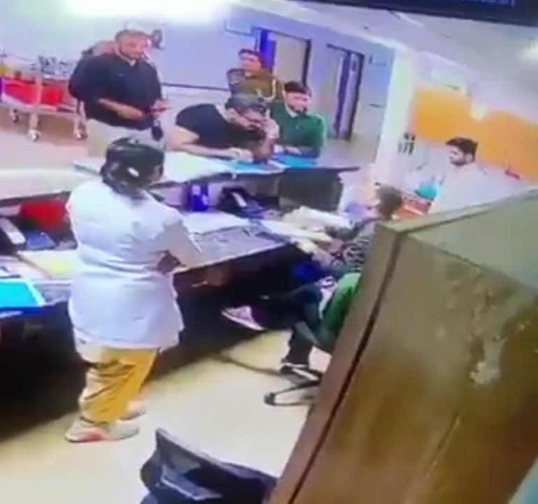Abhishekrjn15au's tweet photo. RDA, #VMMC &amp; SJH strongly Condemn The Incident of Verbal Harassment &amp; Bullying Faced by Gen Surgery PG Resident On duty By Mr. Brijendra Kumar Yadav (IPS Officer)

#RDA Demands an Apology For His Disgraceful Behaviour. 
See How Politely The Young Surgeon Is Behaving In Contrast. https://t.co/LXgFS929xz