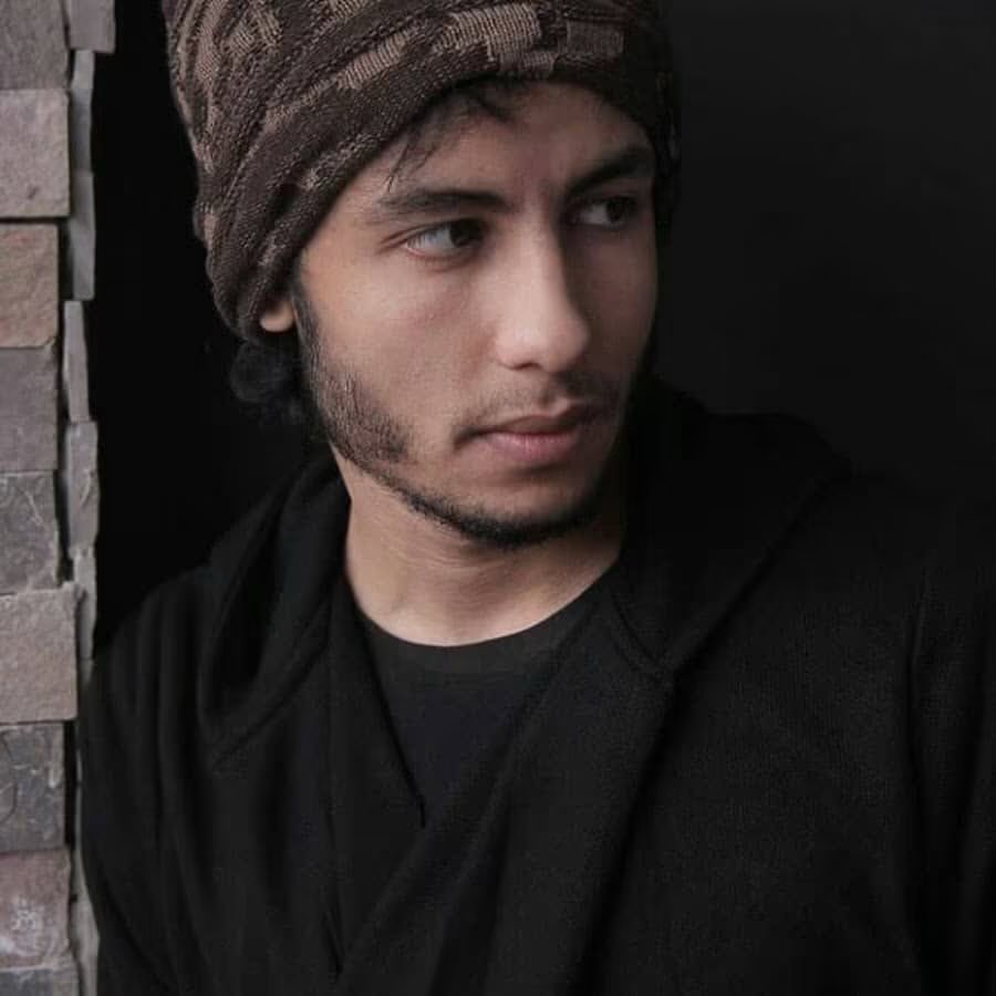 MahrousLol77577's tweet photo. عزيزى السيسى
ممكن تعتبر شريف جابر ارهابى او ضيف من ضيوفك وتعفوا عنه 
حتى يرجع لاسرته و مجتمعه مثل وجدى غنيم و700 ارهابي من اللى قتلوا اولادنا
شريف وغيره كتير مطاردين هربانين لم يروا اهاليهم من سنين طويله برغم انهم من انضف شباب مصر 
كل اللى عملوه انهم وقفوا قدام الفكر الإرهابى👇 https://t.co/7SNzamXJHx