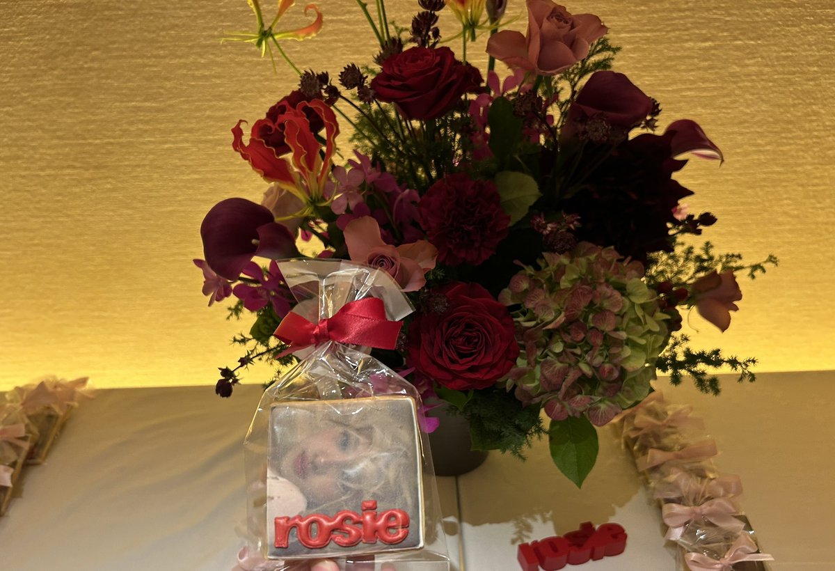 Rose_BLINK211's tweet photo. 〜ROSÉリスニングパーティ〜

ロゼちゃん席が近くて何回も目が合ったしハートしたらハート返してくれて嬉しすぎる〜🥹
ロゼちゃんとalbumに入ってる曲を聴けてたし曲もどれも好き〜😭
APT.めっちゃ盛り上がって最高〜！！

日本語めっちゃ話せていてかわいいすぎる〜🫶🏻
#ROSÉ #ロゼ #ロゼリスパ #rosie https://t.co/VPvLKGhfSp