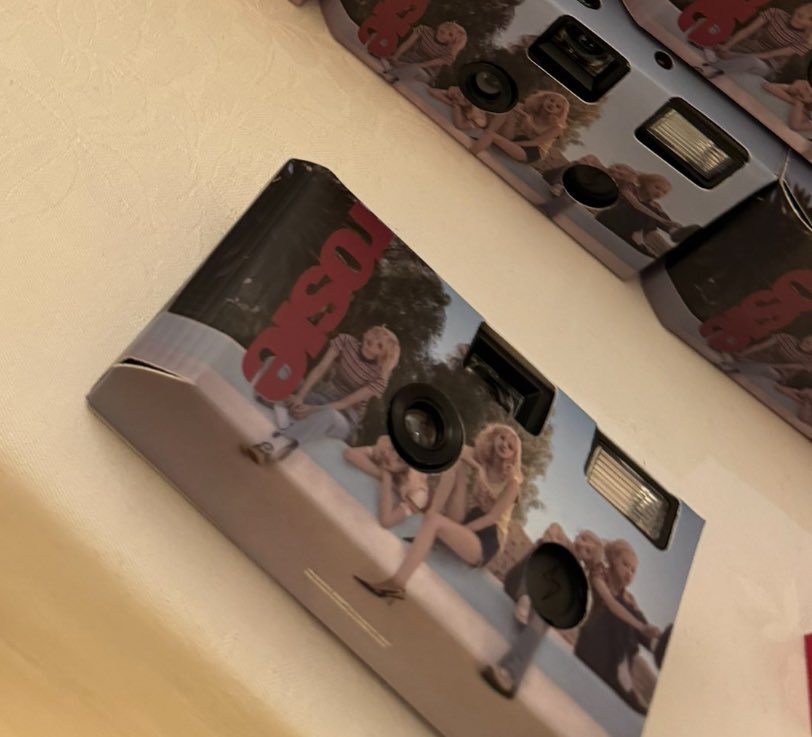 Rose_BLINK211's tweet photo. 〜ROSÉリスニングパーティ〜

ロゼちゃん席が近くて何回も目が合ったしハートしたらハート返してくれて嬉しすぎる〜🥹
ロゼちゃんとalbumに入ってる曲を聴けてたし曲もどれも好き〜😭
APT.めっちゃ盛り上がって最高〜！！

日本語めっちゃ話せていてかわいいすぎる〜🫶🏻
#ROSÉ #ロゼ #ロゼリスパ #rosie https://t.co/VPvLKGhfSp