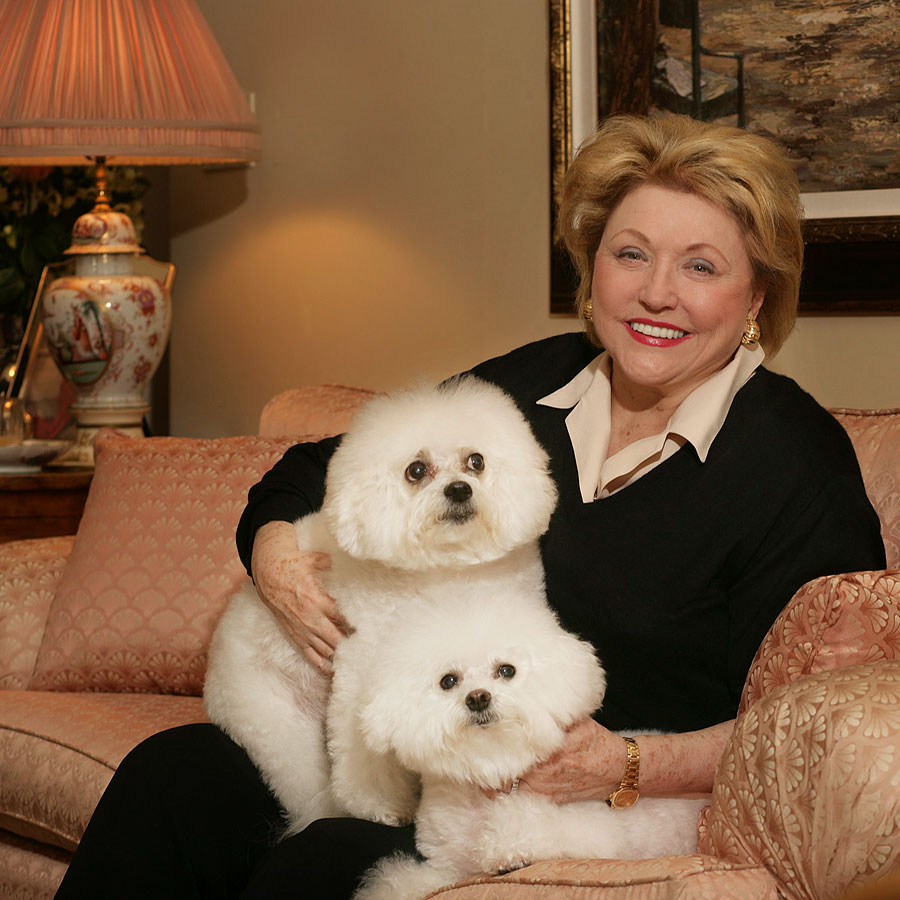 Silversmeasures's tweet photo. #RIP Barbara Taylor Bradford, a brilliant author and writer of many wonderful books π, including her debut novel, a woman of substance published in 1979 and selling over 30 million books. #FlyHighWithTheAngels https://t.co/fWxa9e39TK