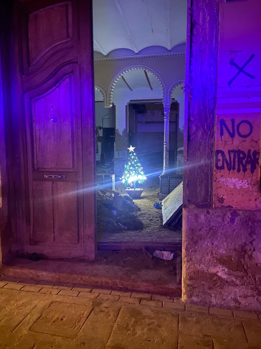 MqGuardiaCivil's tweet photo. Entre los escombros y la devastación, hay imágenes que conmueven y que nos recuerdan la fragilidad de la vida y la importancia de la esperanza. Una de estas imágenes es la de un árbol de #Navidad, que se erige como símbolo de resiliencia en medio del caos en #Paiporta

#Dana https://t.co/s6lur0pvy1