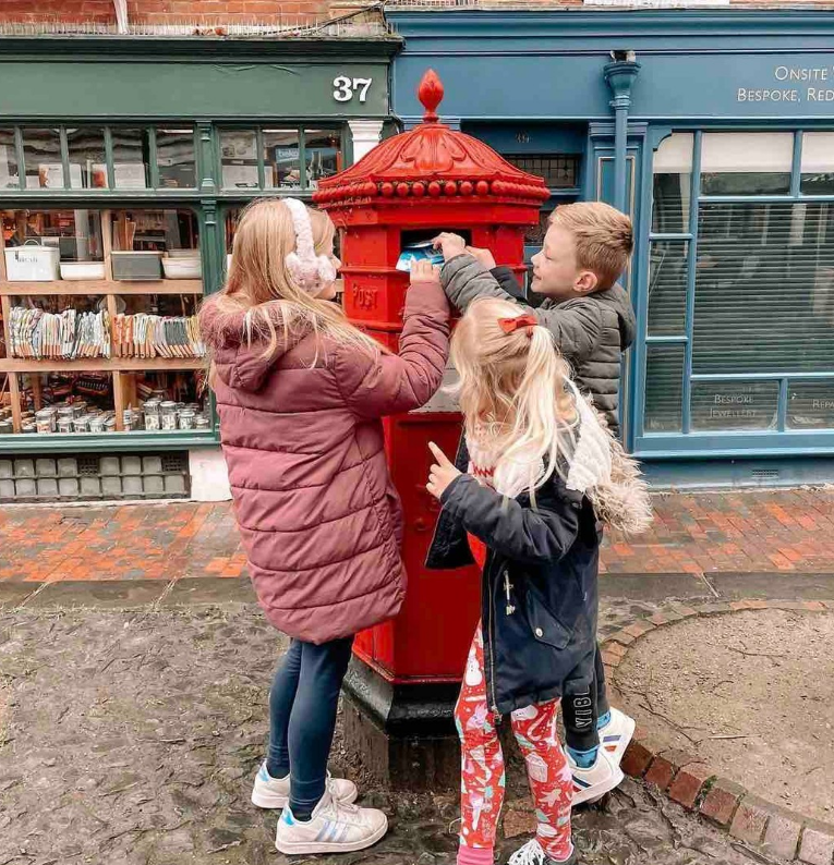 ThePantiles's tweet photo. Are you posting a letter to Santa this year? Don’t forget we have a postbox on The Pantiles! 😀 ✉️ ❤️
Photo credit: @emily.rose.peacock
#ThePantiles #TunbridgeWells #Kent #pantiles #pantilestunbridgewells #postbox #redpostbox #royaltunbridgewells #christmas https://t.co/8PIzbyXlBr