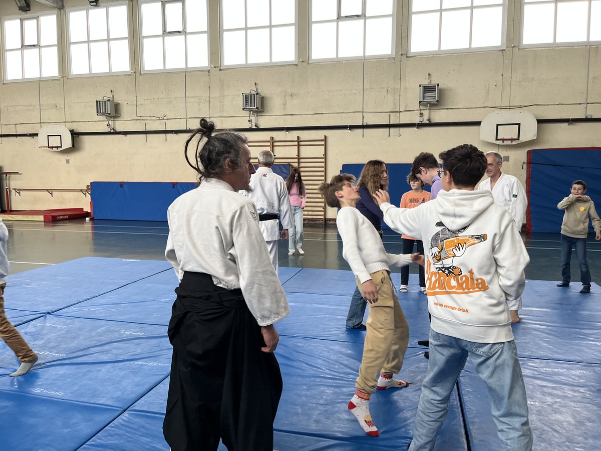 Le DASEN 21, David Muller, était ce matin au collège de  Sombernon pour découvrir les initiatives en lien avec la journée internationale de lutte contre les violences faites aux femmes. 

Pour les collégiens : Quiz, débats, self-défense, ou encore création d'affiches féministes.