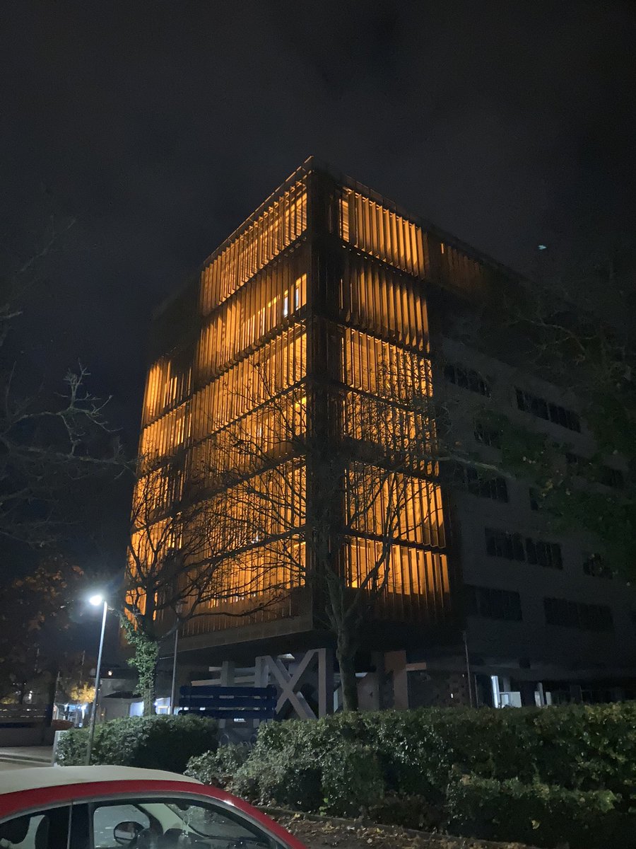 andreas_hoerner's tweet photo. @KM_BW @UNWomen_Germany Die Heinrich-Hertz-Schule illuminiert die einen Teil der Schule mit Natriumdampflampen orange. Das ist unser Zeichen der Solidarität.

Darüber hinaus finden viele Schülerprojekte zum Thema in den einzelnen Klassen statt.

https://t.co/AU3pJtrDtG https://t.co/8QXJ8jo4CS