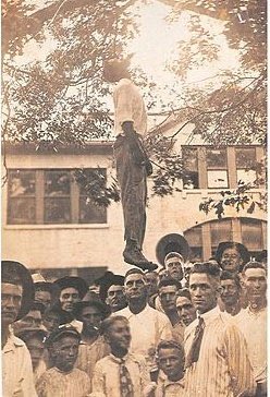 King__Bantu's tweet photo. Des hommes et des garçons posent sous le corps de Lige Daniels, un homme noir, peu de temps après son lynchage le 3 août 1920, à Center, au Texas.

Pour les noirs qui oublient le passé, ça peut vous arriver encore. https://t.co/TRREQ48tNe