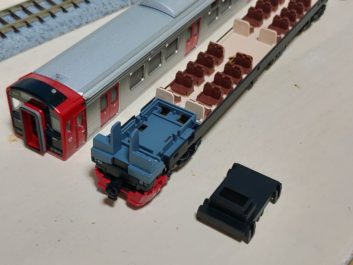 ポポンデッタ813-1100を受け取って来たけど、かなり高価な9両セットなのに両端しかライトユニットは入ってないから他社との連結遊びに使えないの辛い。K社カプラー対応させるパーツまで買ったから、ライトユニット分売して。