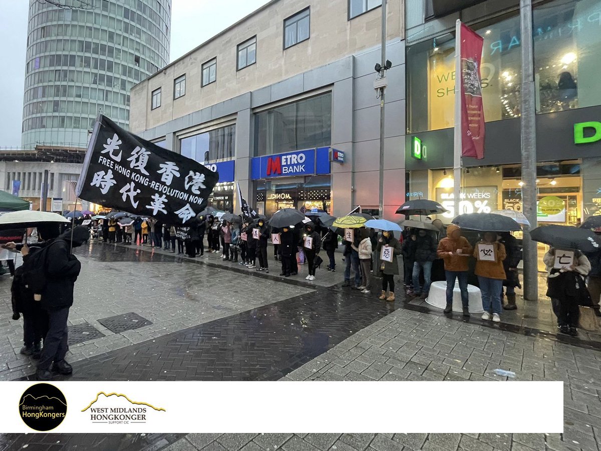 hkdc_us's tweet photo. #義人得生悪人必亡: "The righteous shall live, the wicked shall perish" has gone viral after Hendrick Lui's mother was arrested for carrying the sign out of the courthouse following her son's sentencing. Here, #HongKongers in both Victoria &amp; Birmingham hold the words. https://t.co/xZuMghrGAU