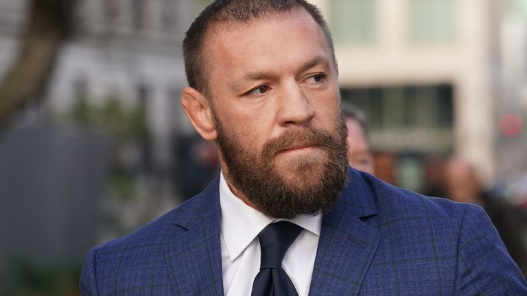 chado_g_'s tweet photo. Mahkeme, Conor McGregor'un bir otel odasında bir kadına tecavüz ettiğini tespit ederek ünlü dövüşçüyü suçlu buldu. Bu karar doğrultusunda, McGregor'un mağdura £188,000 tazminat ödemesine hükmedildi.
#ConorMcGregor https://t.co/gxrHihjuq2