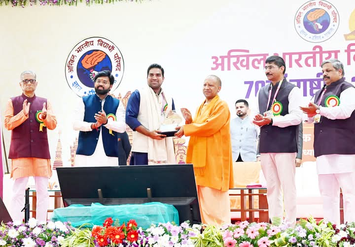 DhirendraSing97's tweet photo. @ABVPVoice
महायोगी गुरु श्री गोरखनाथ जी की पावन नगरी गोरखपुर में राष्ट्रवादी छात्र संगठन अखिल भारतीय विद्यार्थी परिषद के 70वें राष्ट्रीय अधिवेशन में प्रदेश के मा. मुख्यमंत्री 
योगी आदित्यनाथ जी महाराज का रहना हुआ! https://t.co/5jHXctuiMB