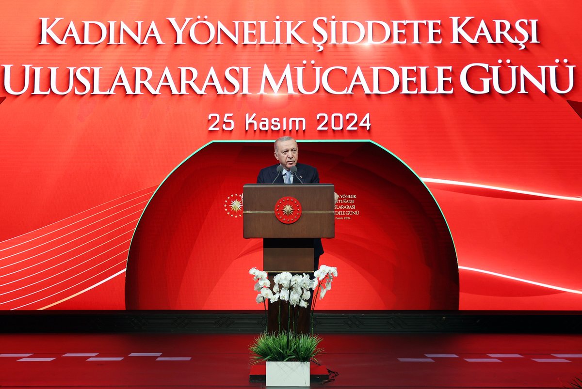 RTErdogan's tweet photo. Türkiye’nin kadınlarının, tarih boyunca olduğu gibi bugün de dirayetleriyle, çalışkanlıklarıyla, azimleriyle, şefkat ve merhametleriyle tüm dünyaya örnek olacaklarına inanıyorum.

Cumhurbaşkanlığı Külliyemizdeki programımızı teşrif eden tüm hanım kardeşlerime teşekkür ediyorum. https://t.co/TCNN69uRJS
