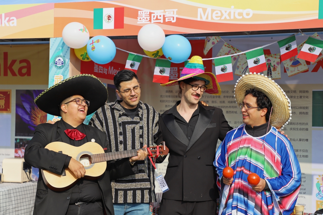 WHU_1893's tweet photo. 😉At #WHU, you can literally see the world!

🕺💃🎶The 17th WHU Luojia Autumn International Cultural Festival was a grand celebration, complete with music, food and traditional clothing from around the world.🎸👘🥘

🥳It brought us together for a memorable experience of cultural exchange. Can't wait for next year's event!
#WHUCampus #CulturalFestival