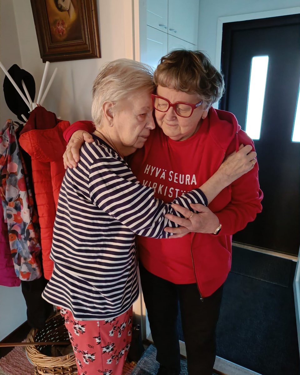 ”Käyn tapaamassa Leenaa kerran viikossa torstaisin. Silloin Leenan omaishoitajapuoliso Sulo lähtee Kansalaisopiston järjestämään Raavaitten miesten -jumppaan. Pääsen muulloinkin apuun, jos Sulolle tulee hoidettavia asioita ja menoja..." 1/3 👇

#ystävätoiminta