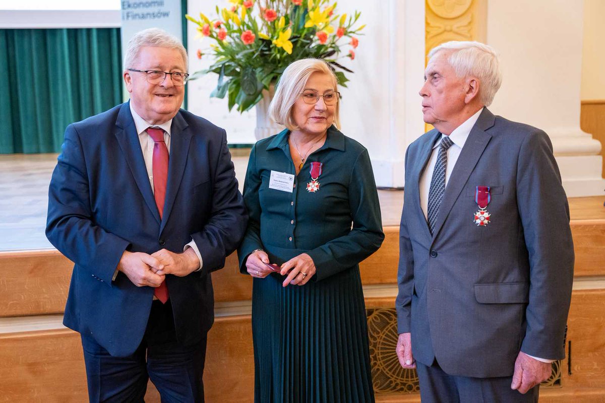 Instytut Uprawy Nawożenia i Gleboznawstwa - PIB (@iung_pib) on Twitter photo 🥈 Prof. dr hab. Teresa Doroszewska i prof. dr hab. Stanisław Krasowicz z <a href="/iung_pib/">Instytut Uprawy Nawożenia i Gleboznawstwa - PIB</a> odznaczeni Srebrnym Krzyżem Zasługi za wkład w rozwój rolnictwa!
Wręczenie odbyło się 21.11.2024 podczas międzynarodowej konferencji SGGW.
Więcej:
iung.pl/2024/11/22/pra…
Foto: <a href="/MRiRW_GOV_PL/">Ministerstwo Rolnictwa i Rozwoju Wsi</a> 🥈 Prof. dr hab. Teresa Doroszewska i prof. dr hab. Stanisław Krasowicz z <a href="/iung_pib/">Instytut Uprawy Nawożenia i Gleboznawstwa - PIB</a> odznaczeni Srebrnym Krzyżem Zasługi za wkład w rozwój rolnictwa!
Wręczenie odbyło się 21.11.2024 podczas międzynarodowej konferencji SGGW.
Więcej:
iung.pl/2024/11/22/pra…
Foto: <a href="/MRiRW_GOV_PL/">Ministerstwo Rolnictwa i Rozwoju Wsi</a>
