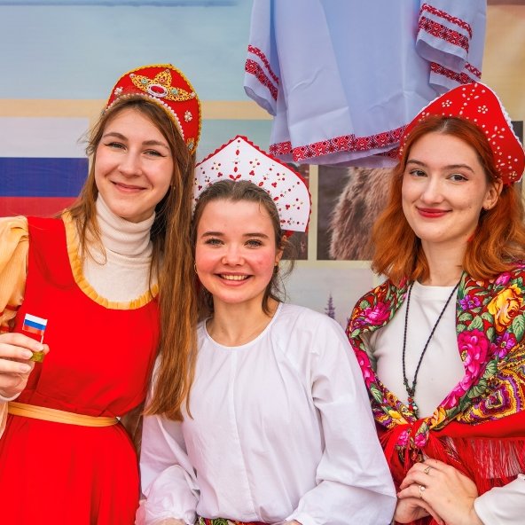 WHU_1893's tweet photo. 😉At #WHU, you can literally see the world!

🕺💃🎶The 17th WHU Luojia Autumn International Cultural Festival was a grand celebration, complete with music, food and traditional clothing from around the world.🎸👘🥘

🥳It brought us together for a memorable experience of cultural exchange. Can't wait for next year's event!
#WHUCampus #CulturalFestival
