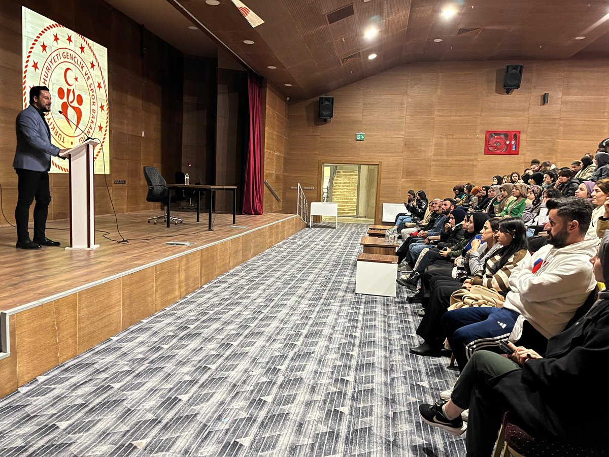 HakkariKYGM's tweet photo. 📍 Hakkari ve Afife Yurdu
Öğrencilerimizin vize sınavları öncesi keyifli dakikalar geçirmeleri amacıyla İyilik Hareketi Derneğinin Genel Başkanı Sayın Kasım Alper Özdemir'in katılımıyla Söyleşi ve Şiir Dinletisi gerçekleştirildi
@OA_BAK @gencliksporbak @alicelik_64 @aliozdemirgsb https://t.co/WIEiUPtxKJ