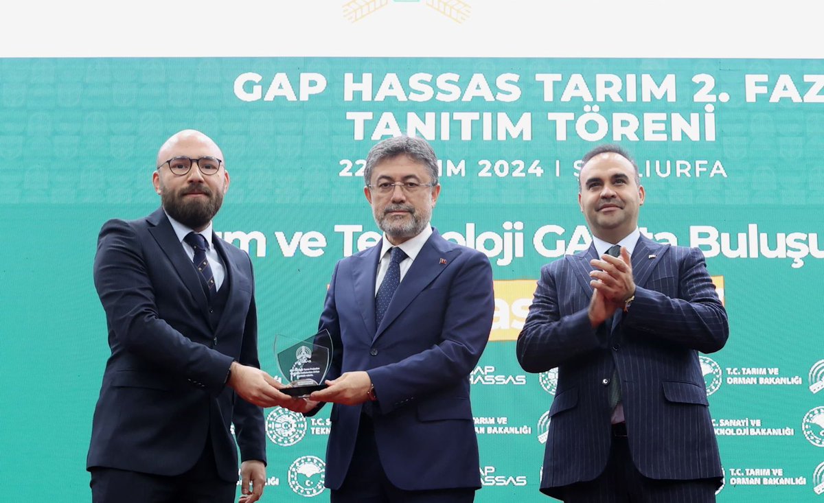 tubitakuzay's tweet photo. 🌾 GAP Bölgesi’nde Hassas Tarım ve Sürdürülebilir Uygulamaların Yaygınlaştırılması Projesi Tanıtım Töreni’ndeydik!

Etkinlikte, @GapHassas Projesine katkılarımız nedeniyle, @TCSanayi Bakanı Sayın @mfatihkacir ve @TCTarim Bakanı Sayın @ibrahimyumakli, TÜBİTAK UZAY adına, Uzaktan Algılama Grup Lideri Dr. Kaan Kalkan’a bir plaket takdim ettiler.

🌱 TÜBİTAK UZAY olarak geliştirdiğimiz, Türkiye’nin ilk milli hassas tarım uygulaması olan “GAP HASSAS – Akıllı Tarım Uygulaması” için tasarım ve algoritma geliştirme çalışmalarını gerçekleştirdik. 

📍 Şanlıurfa’da düzenlenen bu önemli etkinlikte açtığımız stantta, uydularımız, hassas tarım teknolojilerindeki bilgi birikimimiz ve uzaktan algılama ile görüntü işleme kabiliyetlerimizi tanıttık.

Ülkemizin uzay ekosisteminin öncüsü olarak sürdürülebilir bir geleceğe katkı sağlamaya devam edeceğiz! 🛰️🌿