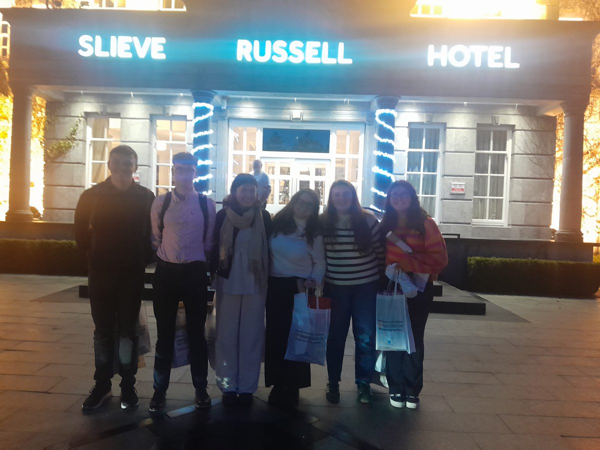 Ba mhaith linn ár mbuíochas a ghabháil arís le <a href="/CoggOid/">COGG Oideachas</a> &amp; <a href="/Gaeloid/">Gaeloideachas</a> as tionól iontach a reáchtáil ar an ngaeloideachas ar an Aoine.

Lón machnaimh faighte ag lucht na chéad bhliana &amp; comhghairdeas le Caoimhe &amp; Amelia a bhí ag obair ann mar chuid de thaithí scoile an dara bliain.