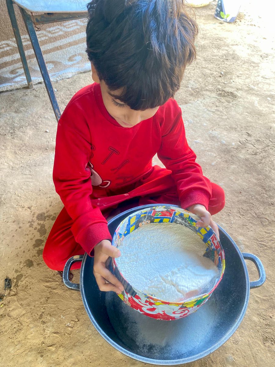 💔PLEASE DON'T SKIP ME :((💔
gofund.me/5c345683
This is all we have of spoiled flour, it is not fit for human consumption, but 🍞🍛there is no alternative to using it.