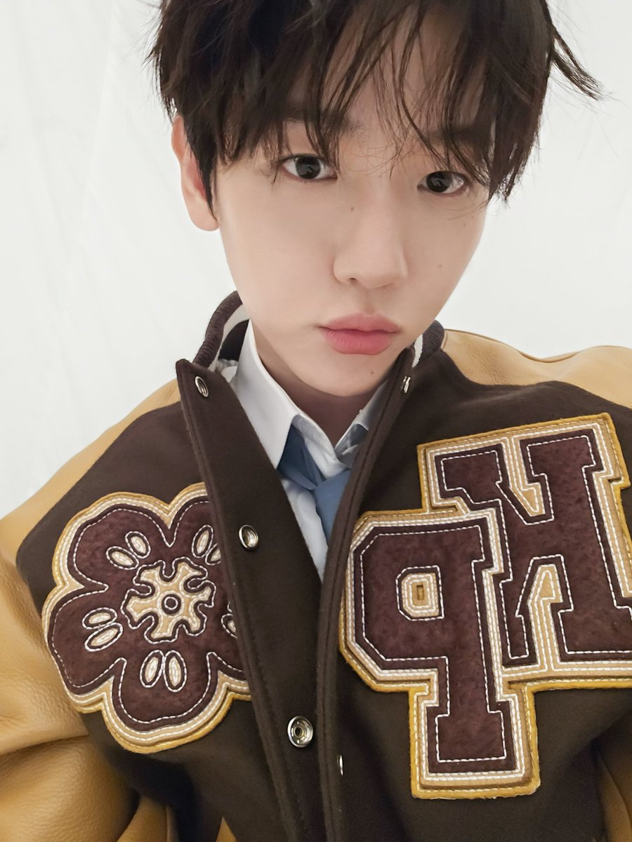 BBHLOOK__'s tweet photo. Baekhyun 😚 https://t.co/jFfJ0GSr2O